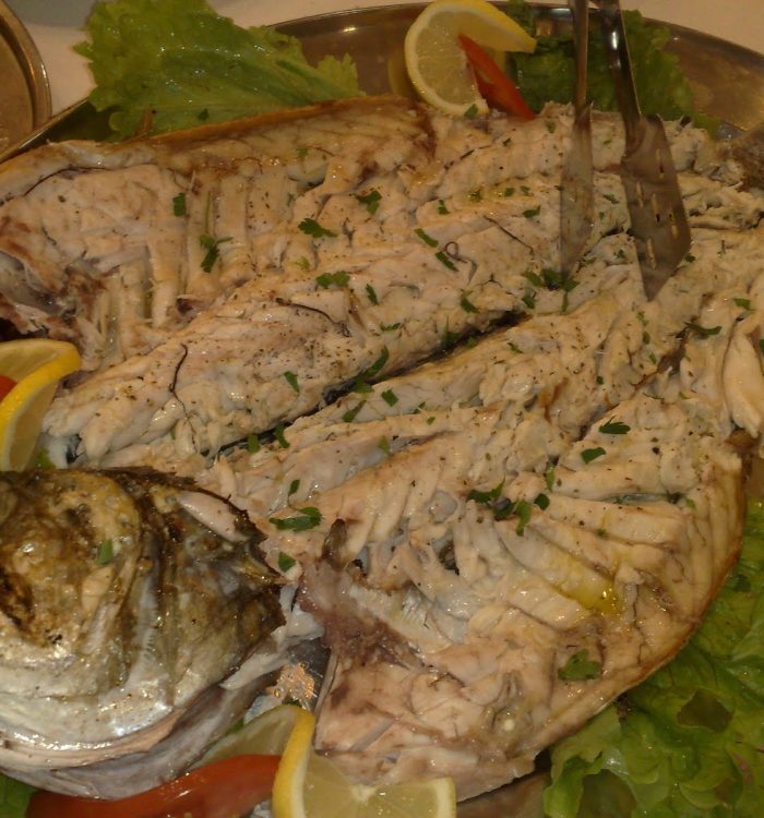 Ψητό λαυράκι με μπάμιες, κρασί και ντομάτα στο φούρνο