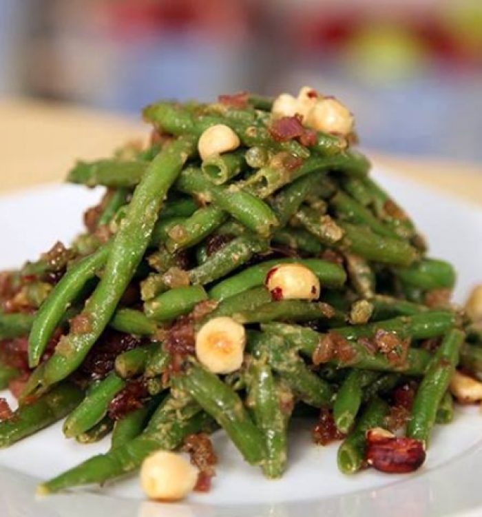 Σαλάτα με φασολάκια , καραμελωμένα κρεμμύδια και φουντούκια