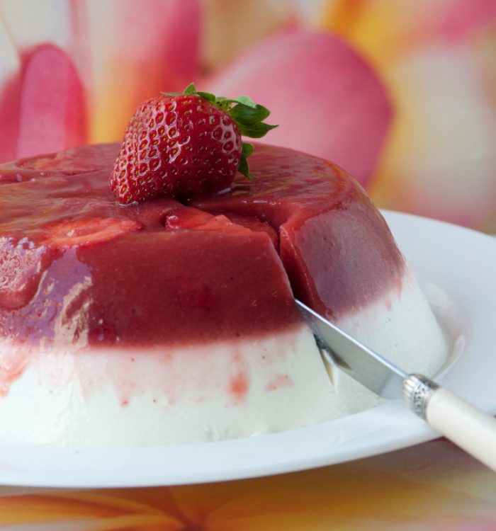 Γλυκό γιαούρτι με ζελέ φράουλας