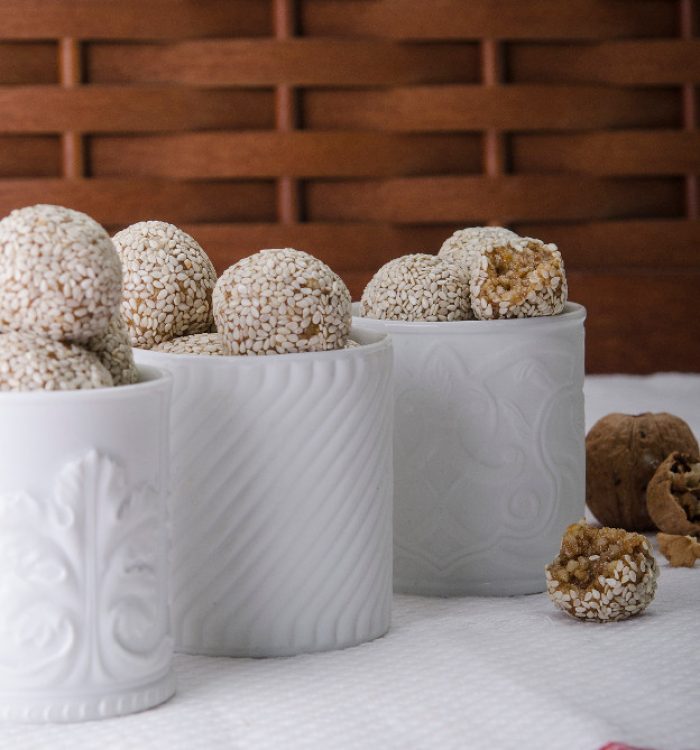 Μπουκιές με καρύδια και σουσάμι