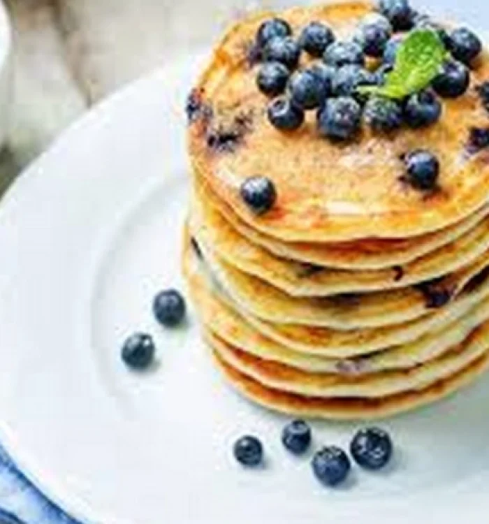 PANCAKES ΜΕ ΒΡΩΜΗ ΚΑΙ ΜΥΡΤΙΛΑ