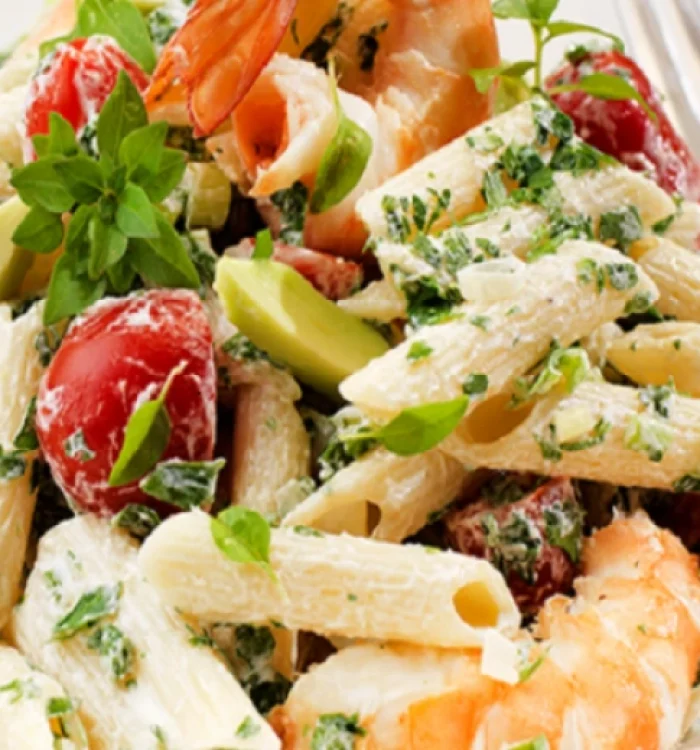 ΣΑΛΑΤΑ ΜΕ ΠΕΝΕΣ, ΓΑΡΙΔΕΣ, ΝΤΟΜΑΤΙΝΙΑ, ΑΒΟΚΑΝΤΟ ΚΑΙ ΓΙΑΟΥΡΤΙ