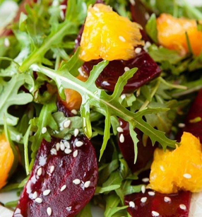 Σαλάτα με ρόκα πατζάρι πορτοκάλι και ντρέσινγκ εσπεριδοειδών