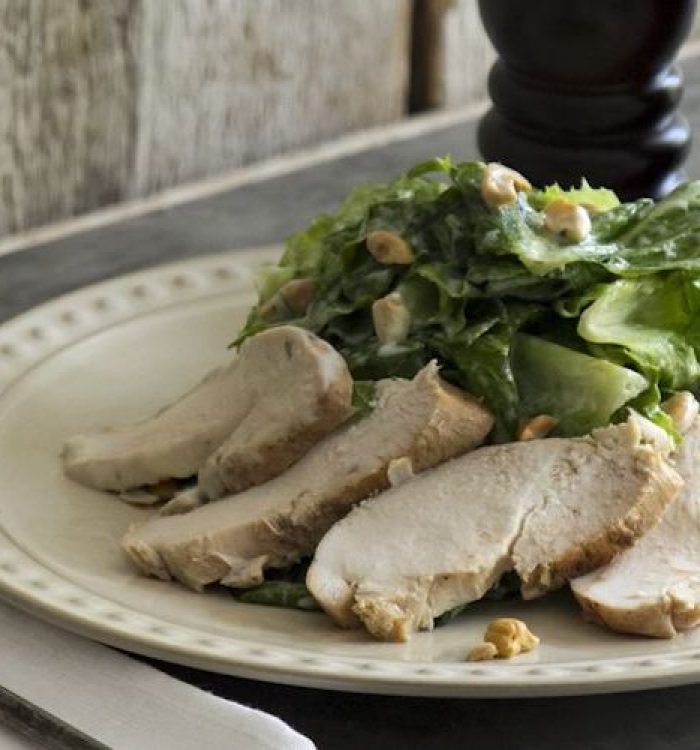 Σαλάτα με κοτόπουλο και σος γιαουρτιού