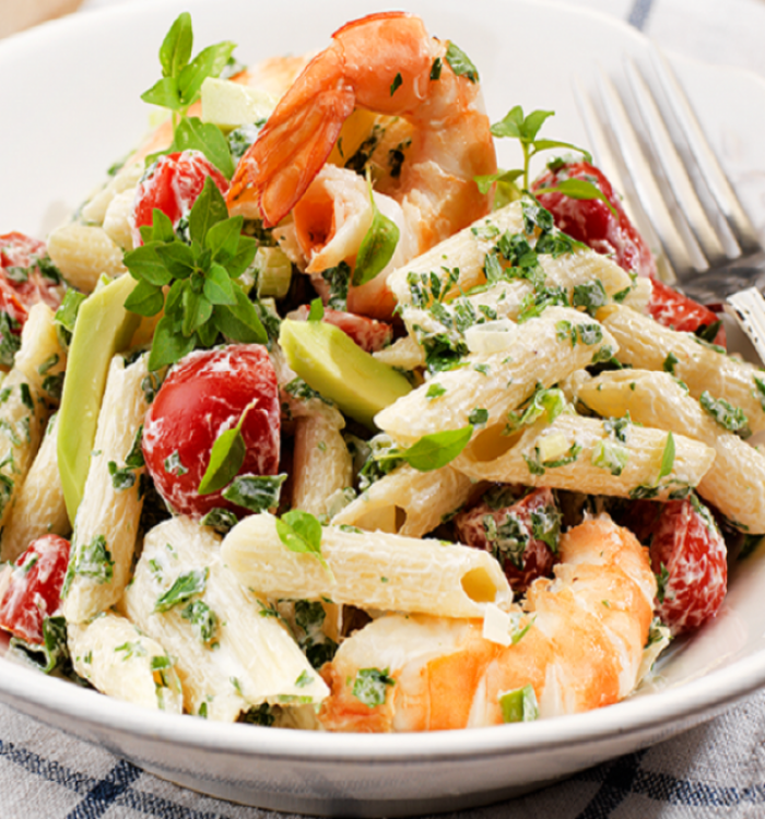 Σαλάτα με πένες, γαρίδες, ντοματίνια, αβοκάντο και γιαούρτι