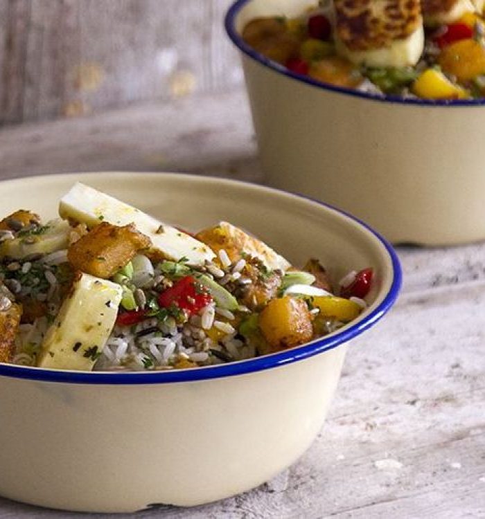 Σαλάτα με αγριόρυζο και χαλούμι