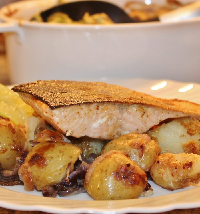 Σολωμός με πατάτες στη λαδόκολλα